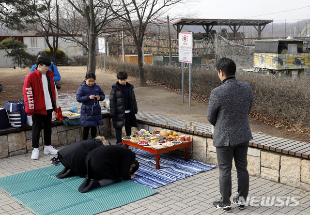 【파주=뉴시스】최동준 기자 = 설날인 5일 경기 파주시 임진각에서 실향민 가족들이 북녘을 향해 차례를 지내고 있다. 2019.02.05. photocdj@newsis.com