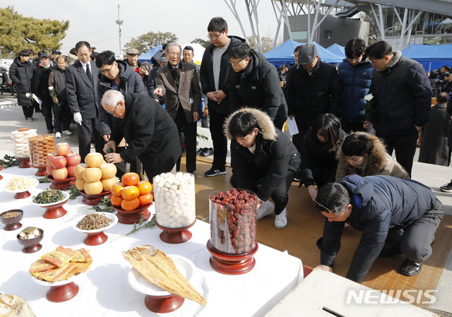 【파주=뉴시스】최동준 기자 = 설날인 5일 경기 파주시 임진각에서 열린 제35회 망향 경모제에서 실향민 가족들이 북녘을 향해 차례를 지내고 있다. 2019.02.05. photocdj@newsis.com