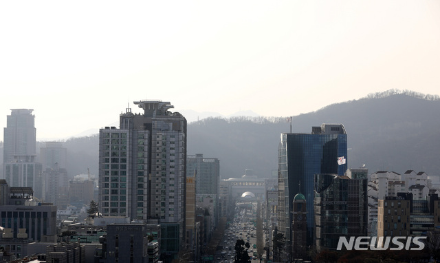 【서울=뉴시스】이영환 기자 = 오전 7시를 기해 서울과 수도권에 초미세먼지 주의보가 발령된 7일 오전 서울 서초구 누에다리에서 바라본 예술의전당 일대가 뿌옇다. 2019.02.07.  20hwan@newsis.com