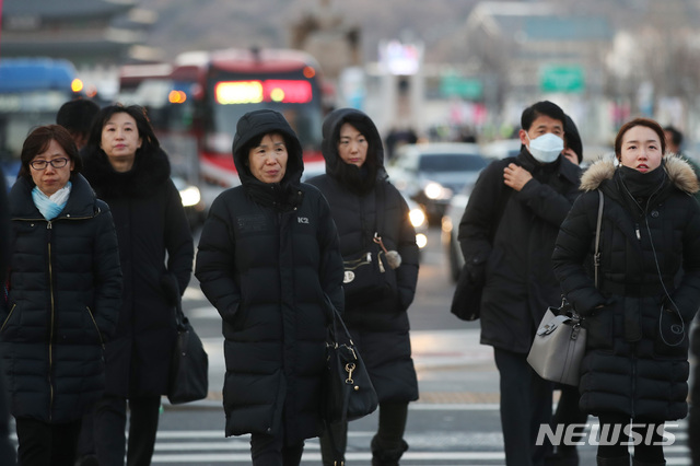 【서울=뉴시스】박미소 수습기자 = 지난 7일 오후 서울 종로구 광화문 네거리 앞에서 두꺼운 옷을 입은 시민들이 퇴근길에 나서고 있다. 2019.02.07. misocamera@newsis.com