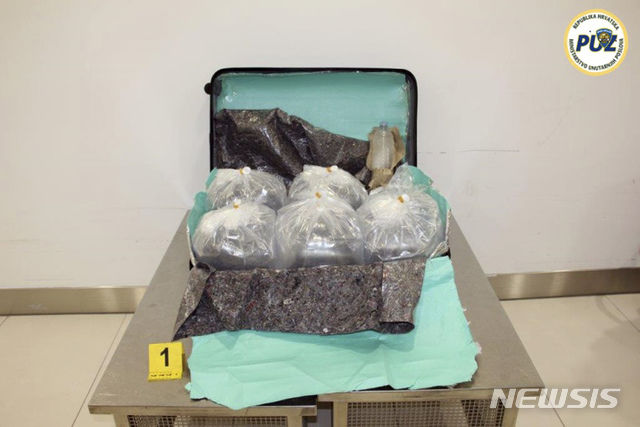 【자그레브=AP/뉴시스】크로아티아 경찰은 크로아티아 자그레브 공항에서 한국인 두 명을 뱀장어 밀반출 혐의로 체포했다고 7일(현지시간) 밝혔다. 경찰은 각각 47세와 38세인 한국인 두 명이 25만2000여 마리의 새끼 뱀장어를 8개의 여행 가방에 나눠 밀반출하려다 적발됐다고 밝혔다.  사진은 크로아티아 경찰이 공개한 뱀장어가 들어 있는 8개의 가방 중 한 개. 2019.02.07 