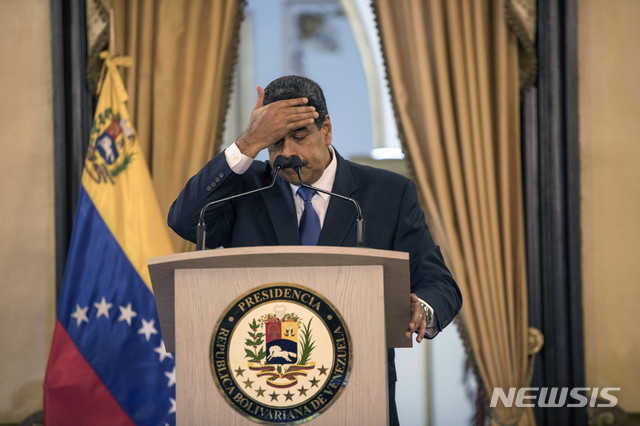【카라카스=AP/뉴시스】니콜라스 마두로 베네수엘라 대통령이 8일(현지시간) 수도 카라카스 소재 대통령궁에서 기자간담회를 하던 중 자신의 이마를 매만지고 있다. 마두로 대통령은 이날 베네수엘라에 대한 국제 원조 거부 입장을 재확인했다. 2019.02.09.