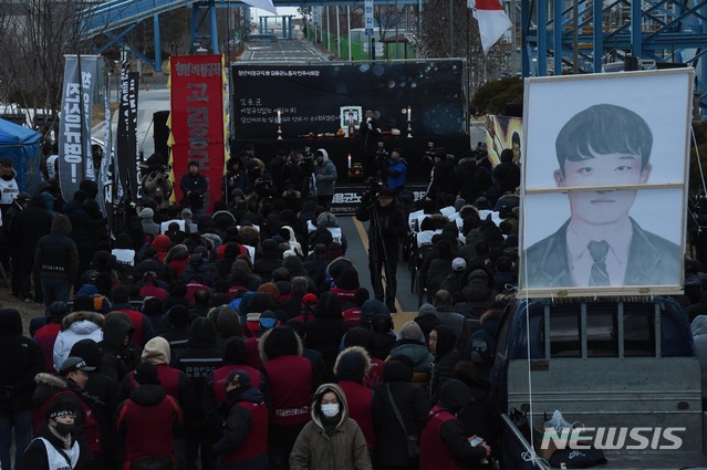 【태안=뉴시스】함형서 기자 = 태안 화력발전소 컨베이어 벨트 사고로 숨진 비정규직 노동자 고 김용균씨의 노제가 9일 오전 충남 태안군 태안화력발전소에서 열리고 있다. 2019.02.09foodwork23@newsis.com