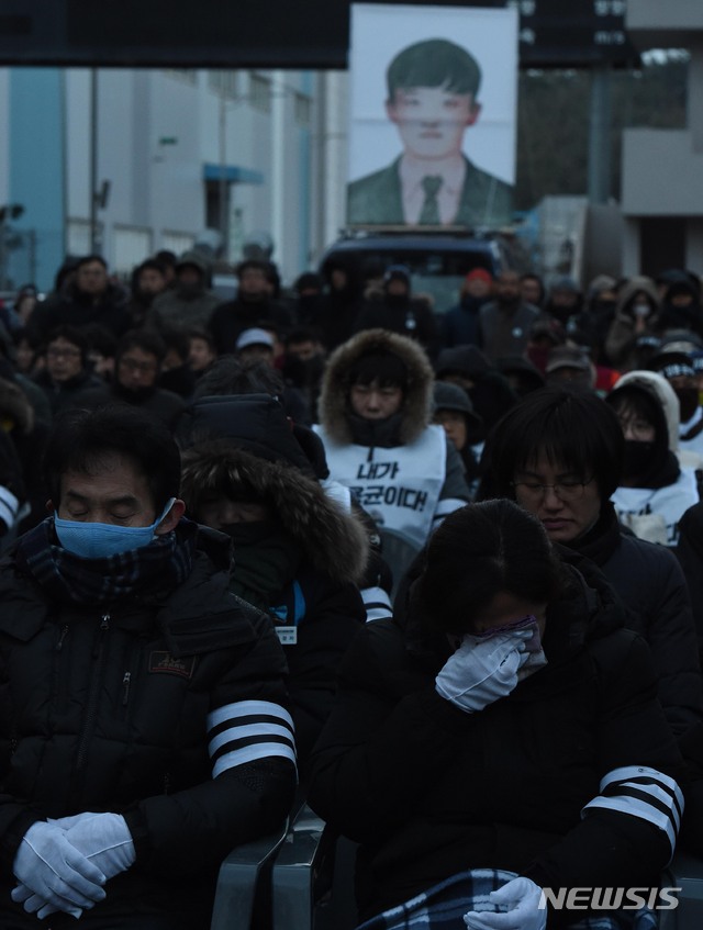 【태안=뉴시스】함형서 기자 = 태안 화력발전소 컨베이어 벨트 사고로 숨진 비정규직 노동자 고 김용균씨의 노제가 9일 오전 충남 태안군 태안화력발전소에서 열려 유가족들이 슬픔에 잠겨 있다. 2019.02.09foodwork23@newsis.com