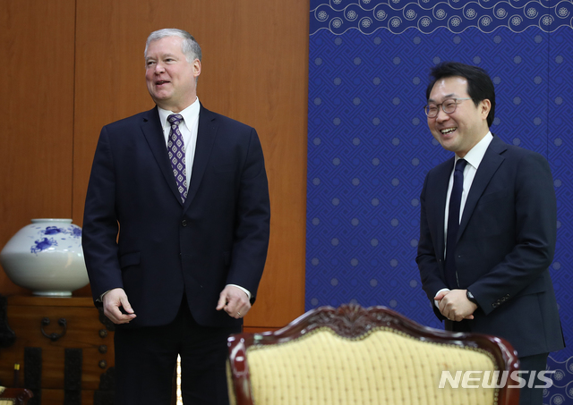 【서울=뉴시스】최진석 기자 = 북한 평양서 2박 3일간 실무협상을 마치고 돌아온 스티븐 비건 미국 국무부 대북정책 특별대표가 협상 결과 설명을 위해 9일 오전 서울 종로구 도렴동 외교부를 방문해 강경화 장관과 면담전 이도훈 한반도 평화교섭본부장과 대화하고 있다. 2019.02.09. photo@newsis.com