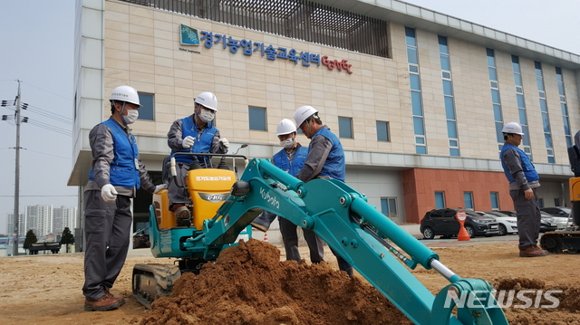 【수원=뉴시스】박다예 기자 = 경기도농업기술원의 농업기계 영농사양성반 수업 모습. 2019.02.10 (사진 = 경기도 제공)photo@newsis.com