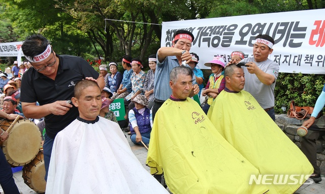 【청주=뉴시스】레미콘공장 반대 청주 가덕면 주민 삭발. photo@newsis.com