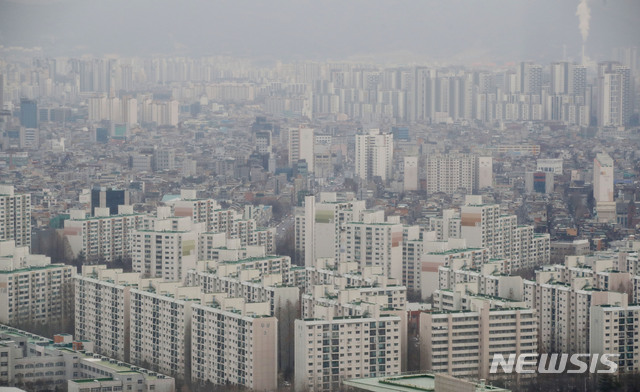 【서울=뉴시스】김진아 기자 = 서울 아파트값이 13주 연속 하락세를 이어갔다. 한국감정원이 발표한 '2월 첫째주 주간아파트 가격동향'에 따르면 지난 1일 현재 서울의 아파트값은 전주 대비 0.08% 떨어졌다. 전셋값은 전국적으로 0.08% 떨어졌다. 서울 아파트 전셋값이 0.18% 하락해 전국 광역시·도 가운데 하락 폭이 가장 컸다. 10일 서울 시내 아파트. 2019.02.10. bluesoda@newsis.com (사진=뉴시스DB)