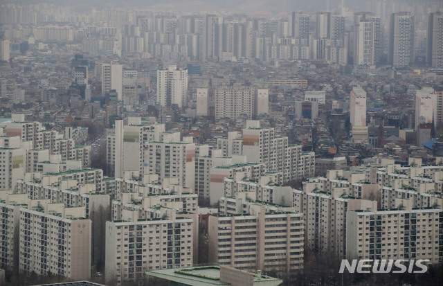 【서울=뉴시스】김진아 기자 = 서울 아파트값이 13주 연속 하락세를 이어갔다. 10일 서울 시내 아파트. 2019.02.10. bluesoda@newsis.com