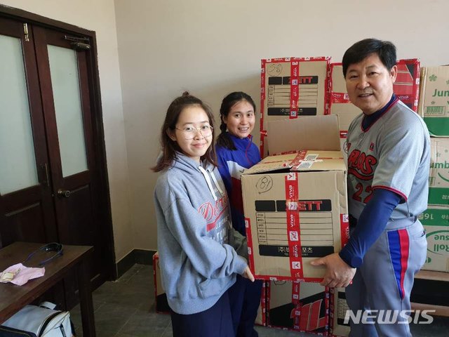 이만수 전 SK 감독(오른쪽), NC 박석민이 기부한 야구용품을 들고 있다.