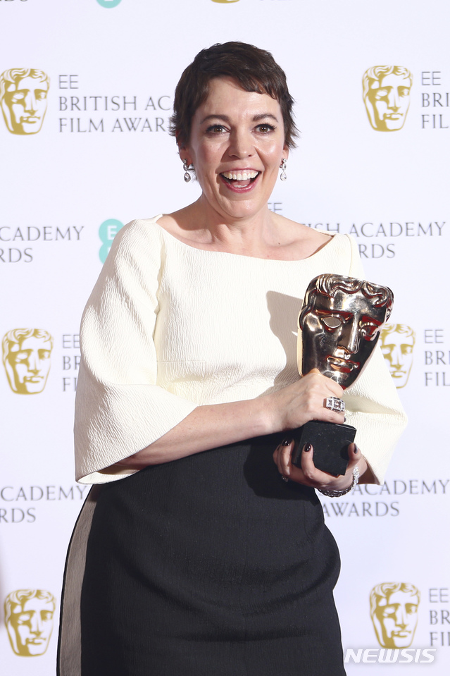 【런던=AP/뉴시스】10일(현지시간) 영국 런던 로열 앨버트 홀에서 열린 영국영화TV예술아카데미(BAFTA) 시상식에서 영화 '더 페이버릿:여왕의 여자'로 여우주연상을 받은 올리비아 콜맨이 트로피를 들고 있다. 2019.02.11