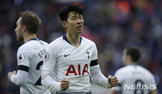 Tottenham Hotspur&#039;s Son Heung-min celebrates after scoring his side&#039;s third goal during the English Premier League soccer match between Tottenham Hotspur and Leicester City at Wembley stadium in London, Sunday, Feb. 10, 2019. (AP Photo/Matt Dunham)