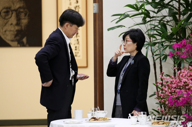 【서울=뉴시스】박진희 기자 = 조국(왼쪽) 민정수석이 11일 청와대 여민관에서 열린 수석·보좌관 회의에 앞서 조현옥 인사수석과 대화를 나누고 있다. 2019.02.11.  pak7130@newsis.com