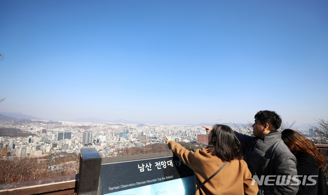 【서울=뉴시스】김선웅 기자 = 서울 미세먼지 농도가 보통 상태를 나타낸 11일 오후 서울 중구 남산공원에서 바라본 서울 하늘이 푸르다. 2019.02.11.  mangusta@newsis.com