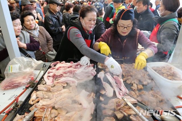 [청주=뉴시스] 매년 3월3일 충북 청주 서문시장 삼겹살거리에서 열리는 청주삼겹살축제. photo@newsis.com