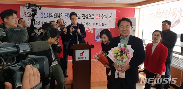 【전주=뉴시스】김민수 기자 = 김진태 자유한국당 의원이 12일 전주를 찾아 당원간담회에 참석했다. 2019.2.12. leo@newsis.com
