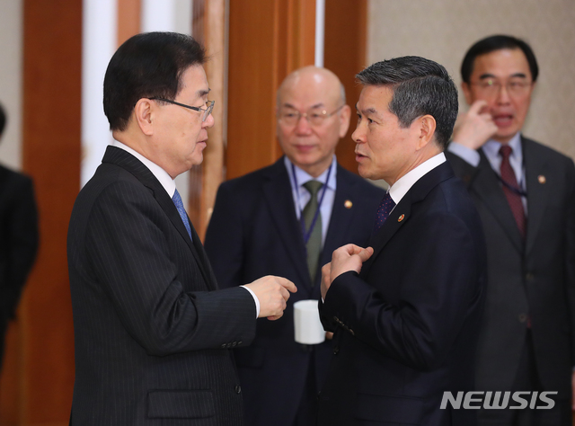 【서울=뉴시스】전신 기자 = 정의용 국가안보실장과 정경두 국방부 장관이 12일 청와대 본관에서 열린 국무회의에 앞서 대화하고 있다. 2019.02.12.  photo1006@newsis.com