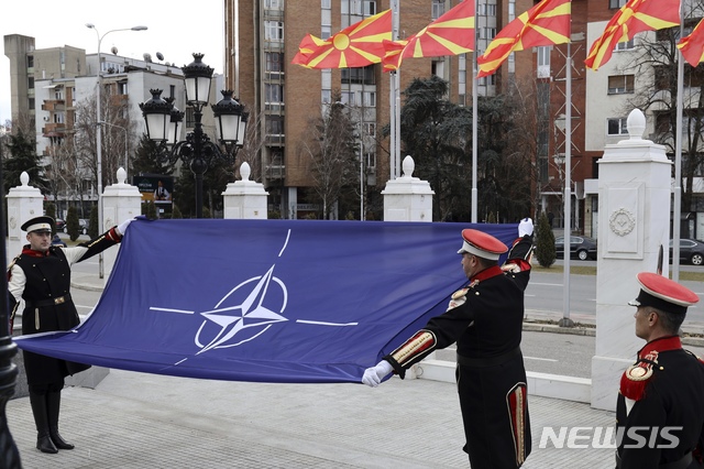 12일 발칸반도 마케도니아 수도 스코페의 정부 청사 앞에서 나토기 게양식이 펼쳐지고 있다    AP