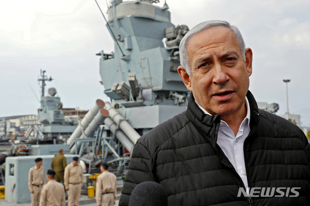 【하이파(이스라엘)=AP/뉴시스】베냐민 네타냐후 이스라엘 총리가 12일 이스라엘 북부 하이파의 해군기지의 해군함 위에서 기자들과 이야기하고 있다. 네타냐후는 이날 이스라엘은 이란을 직접 타격할 수 있는 미사일을 보유하고 있다고 경고했다. 2019.2.13