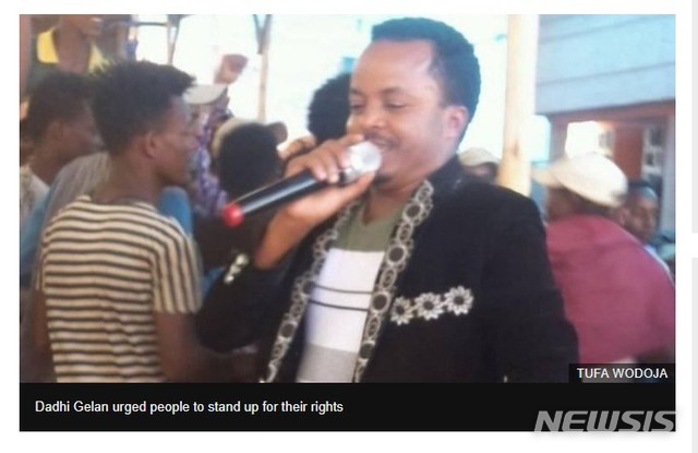 【서울=뉴시스】에티오피아의 한 가수가 12일(현지시간) 축하행사 도중 발사된 유탄에 맞아 숨지는 사고가 발생했다고 BBC 방송이 보도했다. 사진은 BBC 보도내용을 캡쳐한 것이다. 2019.2.13