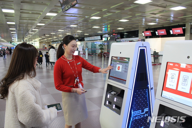 티웨이항공이 13일부터 대구국제공항에서 국제선 셀프체크인 서비스를 시작했다. 