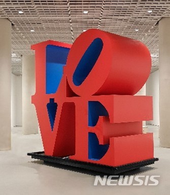 【서울=뉴시스】 로버트 인디애나(Robert Indiana),LOVE, 1966-1999, 알루미늄에 채색,366.0×366.0×183.0cm