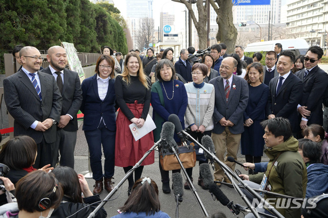 【도쿄=AP/뉴시스】밸런타인 데이인 14일 도쿄지방법원에 동성결혼을 불허하는 것은 헌법의 평등권을 위반하는 것이라며 허용을 촉구하는 소송을 제기한 동성 커플들이 기자들에게 자신들의 주장을 설명하고 있다. 이런 소송은 일본에서 처음이다. 2019.2.19