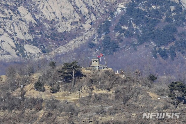 【고성(강원)=뉴시스】사진공동취재단 = 지난 13일 '9.19 군사합의' 이행에 따라 시범철수된 강원도 고성 GP에서 북한군 초소가 관측되고 있다. 2019.02.14. photo@newsis.com