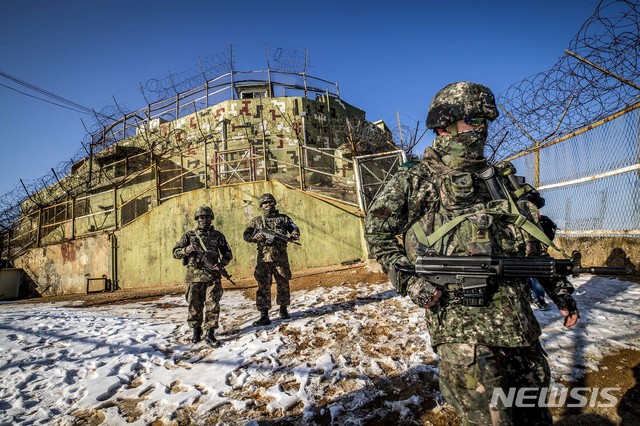 【고성(강원)=뉴시스】사진공동취재단 = '9.19 남북 군사합의'에 따른 비무장지대(DMZ) 내 시범 철수 감시초소(GP) 가운데 역사적 가치를 고려해 원형을 보존하기로 한 강원도 고성 GP를 13일 국방부가 언론에 처음으로 공개했다.  대한민국 최동북단에 위치한 고성 GP는 1953년 정전협정 체결 직후 최초로 설치된 곳으로 북한 GP와의 거리가 580m 밖에 되지않아 남북이 가장 가까이 대치하던 곳이다. 현재 이 곳은 장비와 병력을 철수하고 작년 11월 7일을 마지막으로 DMZ 경계 임무는 공식적으로 종료된 상태다. 2019.02.14.  photo@newsis.com 