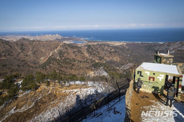 【고성(강원)=뉴시스】사진공동취재단 = '9.19 남북 군사합의'에 따른 비무장지대(DMZ) 내 시범 철수 감시초소(GP) 가운데 역사적 가치를 고려해 원형을 보존하기로 한 강원도 고성 GP를 13일 국방부가 언론에 처음으로 공개했다.  대한민국 최동북단에 위치한 고성 GP는 1953년 정전협정 체결 직후 최초로 설치된 곳으로 북한 GP와의 거리가 580m 밖에 되지않아 남북이 가장 가까이 대치하던 곳이다. 현재 이 곳은 장비와 병력을 철수하고 작년 11월 7일을 마지막으로 DMZ 경계 임무는 공식적으로 종료된 상태다. 2019.02.14.  photo@newsis.com 