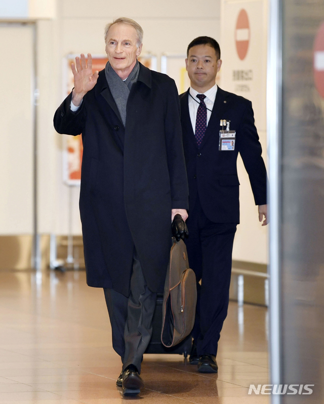 14일 르노의 새 장-도미니크 제나르 회장이 도쿄 하네다 공항에 도착했다. 닛산의 히로토 사이카와 CEO와 만날 예정이다.    AP   