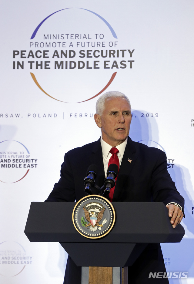 【바르샤바=AP/뉴시스】 미국의 마이크 펜스 부통령이 14일 폴란드 수도에서 열린 중동 평화안보 국제회의에서 연설하고 있다. 이 회의는 미국과 폴란드가 주관한 가운데 60여 개국이 참여했으며 이틀간 열린다.  2019. 2. 14. 