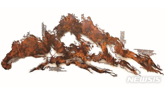 【서울=뉴시스】 임옥상, <landscape山水>, corten steel, 270☓900cm, 2011</landscape山水>