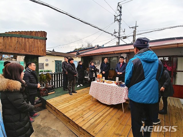 【울산=뉴시스】조현철 기자 = 울산경제진흥원(원장 김형걸) 울산시 마을공동체만들기지원센터(센터장 박가령)는 15일 경기 행복마을관리소 사업을 추진하고 있는 경기도청 공무원 벤치마킹단을 대상으로 울산시 마을공동체활성화 정책과 센터 추진사업 소개, 주민거점 마을공동체 탐방 행사를 진행했다.사진은 민-민 주관 주민거점 활동 공동체인 울산 남구 신화마을 뜰안에 창작마을협동조합을 방문한 모습. 2019.02.15. (사진=울산시 제공) photo@newsis.com