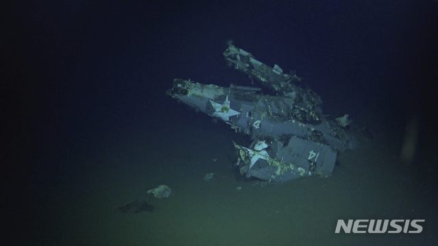 【AP/뉴시스】남태평양 해저 5400미터 바닥에서 발견된 호넷호에 실렸던 F4F-4기 와일드캣 호의 날개가 구겨진 모습.   