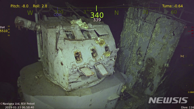 【AP/뉴시스】 해저에서 발견된 호넷 호의 5인치포 포신과 조종기.  