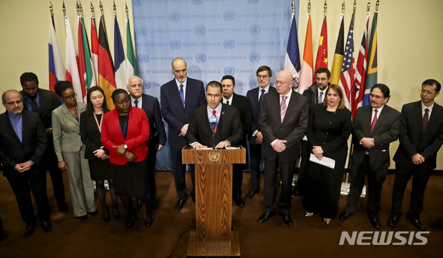 【 유엔본부 = AP/뉴시스】 베네수엘라의 호르헤 아레아사 외무장관(왼쪽)이 현 정부를 지지하는 러시아, 이란, 중국, 시리아 등 16개국 대사들에게 둘러싸인 채 14일(현지시간) 유엔본부에서 기자회견을 하고 있다.     