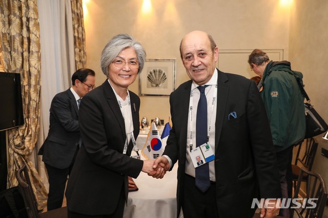 【서울=뉴시스】 강경화 외교부 장관은 15일 르 드리앙 프랑스 외교장관과 회담을 가졌다. (외교부 제공)