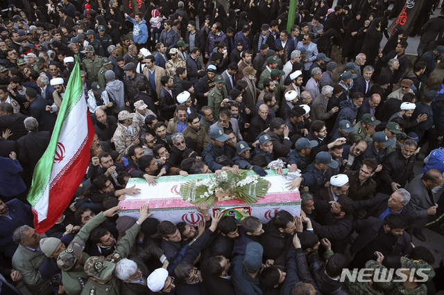 16일 이란 이스파한에서 사흘 전 버스 자폭 공격으로 사망한 27명의 혁명수비대원 장례식이 진행되고 있다    AP