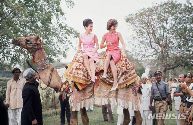 1962년 파키스탄 방문 중 퍼스트 레이디 재클린 케네디와 리 <뉴욕 타임스 캡쳐>