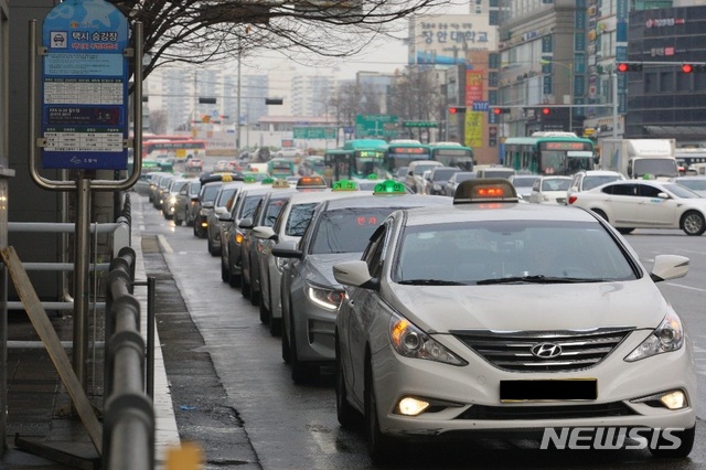 【수원=뉴시스】김경호 기자= 경기 수원역 앞 택시정류장에 승객을 기다리고 있는 택시들. 