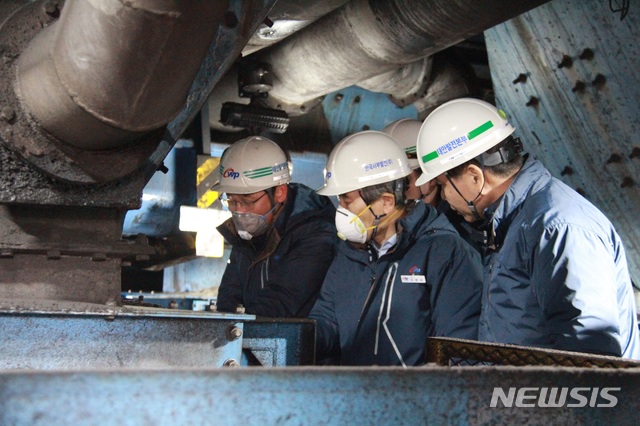 【세종=뉴시스】김병숙(가운데) 한국서부발전 사장이 석탄이송설비를 점검하고 있는 모습.(사진=한국서부발전 제공)