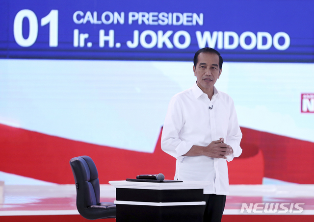【자카르타=AP/뉴시스】조코 위도도 인도네시아 대통령이 지난 2월17일 자카르타에서 열린 대선 후보자 TV토론에 참석해 연설하려 하고 있다. 2019.04.02.