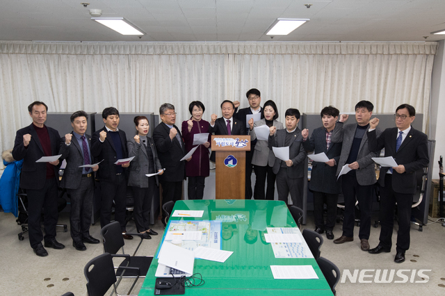 19일 전북 군산시청 브리핑룸에서 군산시의회 의원들이 현대중 군산조선소 태양광발전소 추진을 철회하는 성명을 발표하고 있다. 