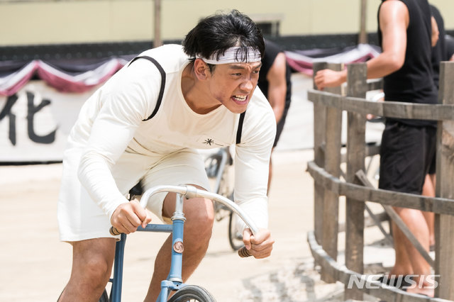 [서울=뉴시스] 영화 '자전차왕 엄복동' 2020.05.25. (사진=셀트리온엔터테인먼트 제공)