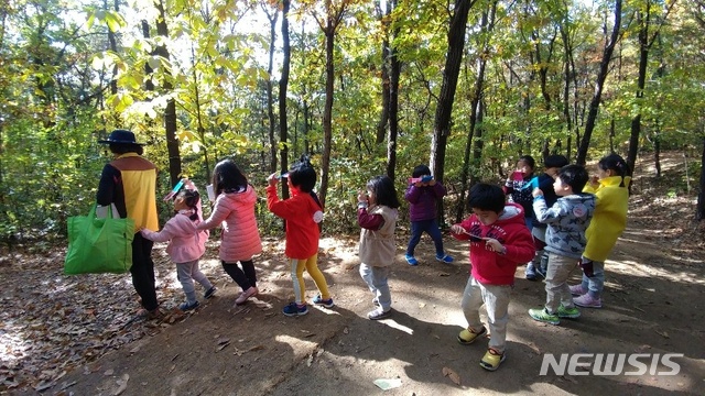  용인시는 ‘유아숲체험’ 상반기 프로그램을 운영키로 하고 19일부터 관내 유치원과 어린이집을 대상으로 신청을 받는다.(사진제공=용인시)