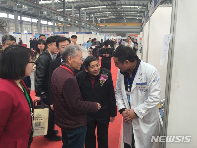 중국공정학원 위멍쑨 원사(앞쪽 왼쪽서 첫번째)와 퉈런그룹 왕권썽 회장(중간)이 한국 기업 EHL Bio부스를 찾아 김정민 팀장에게 제품에 대해 물어보고 있다.