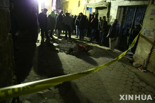 【카이로=신화/뉴시스】19일(현지시간) 이집트 수도 카이로 폭발 현장 부근에 주민들이 모여 있다. 이집트 내무부는 카이로에서 발생한 이번 폭발로 테러범 한 명과 이집트 경찰관 두 명이 사망했다고 밝혔다. 2019.02.19. 