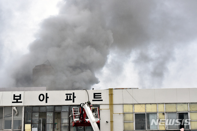 【대구=뉴시스】우종록 기자 = 19일 오전 7시11분께 대구 중구 포정동 경상감영공원 인근 한 사우나에서 화재가 발생, 소방당국이 진화·구조작업을 하고 있다. 2019.02.19. wjr@newsis.com