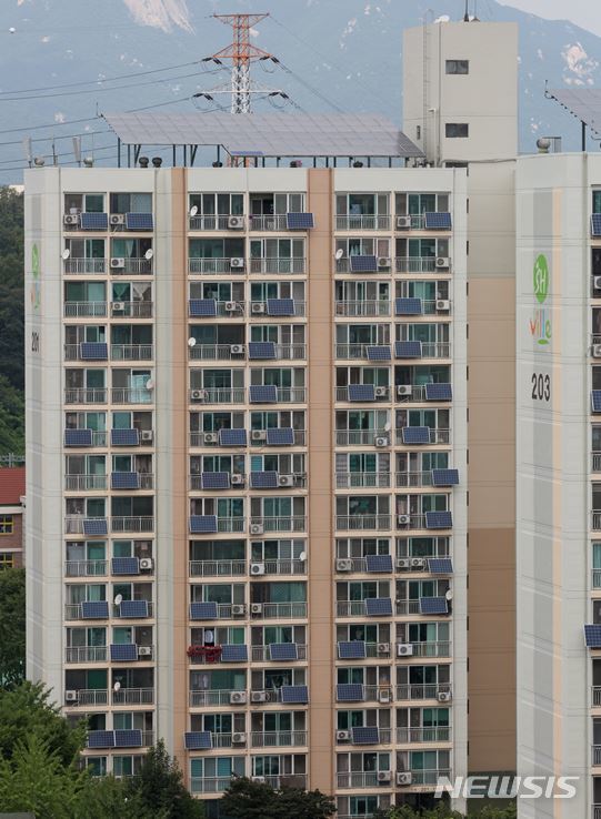 【서울=뉴시스】서울의 한 아파트에 '태양광 미니발전소'가 설치돼 있는 모습. (사진=뉴시스 DB)